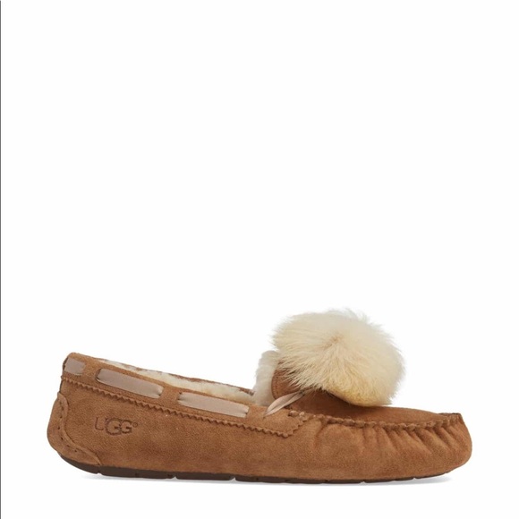 🔥🔥UGG DAKOTA Genuine Sheepskin Pom-Pom Slippers. - Picture 3 of 9